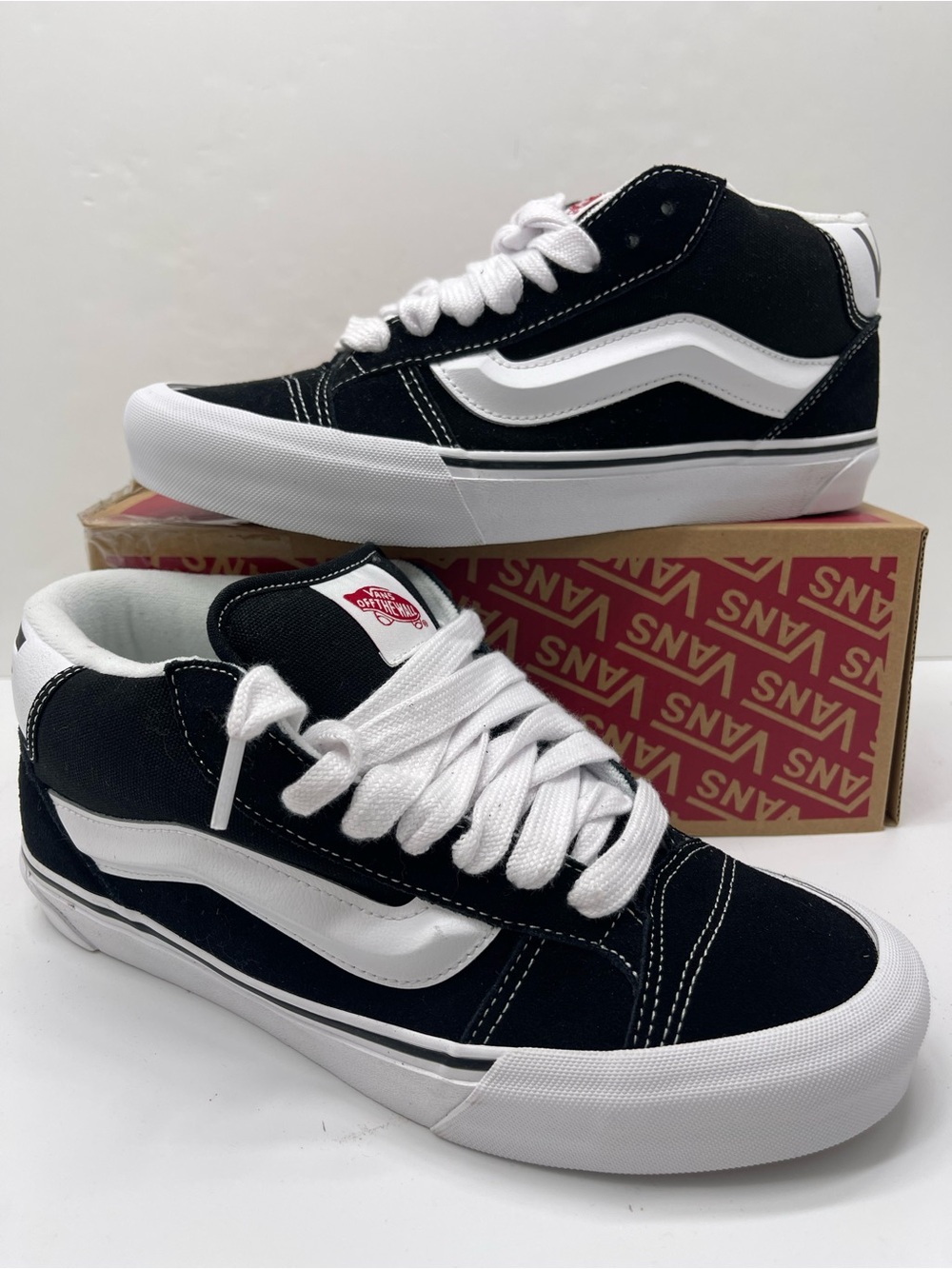 Vans • WMN Sz 10.5 Knu Mid Black/True White
VN000CQ96BT Sneakers
